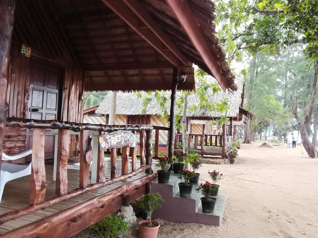 Kohjum Freedom Resort Koh Jum Dış mekan fotoğraf