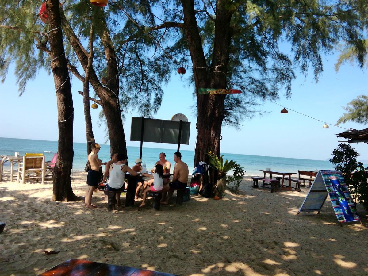 Kohjum Freedom Resort Koh Jum Dış mekan fotoğraf