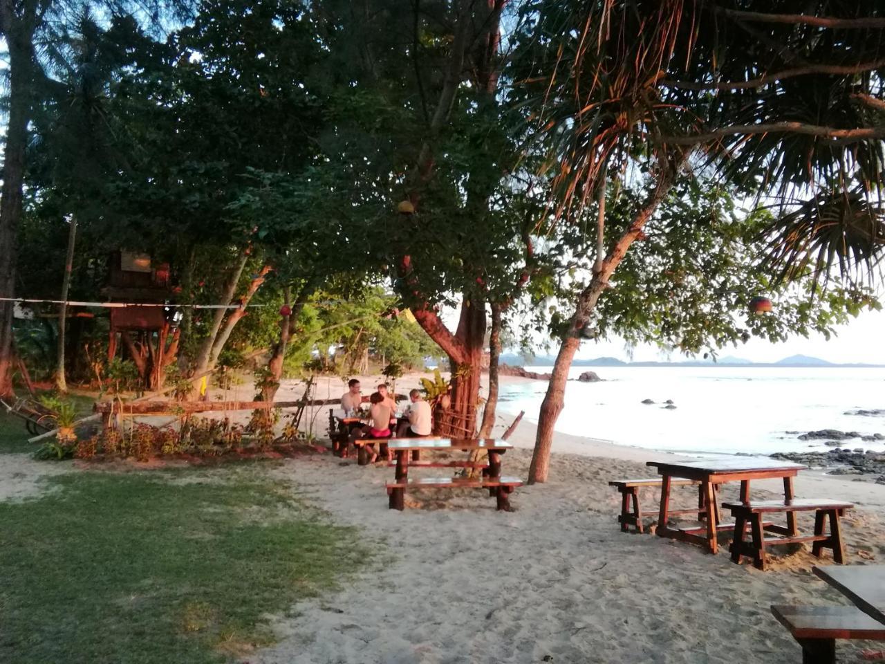 Kohjum Freedom Resort Koh Jum Dış mekan fotoğraf