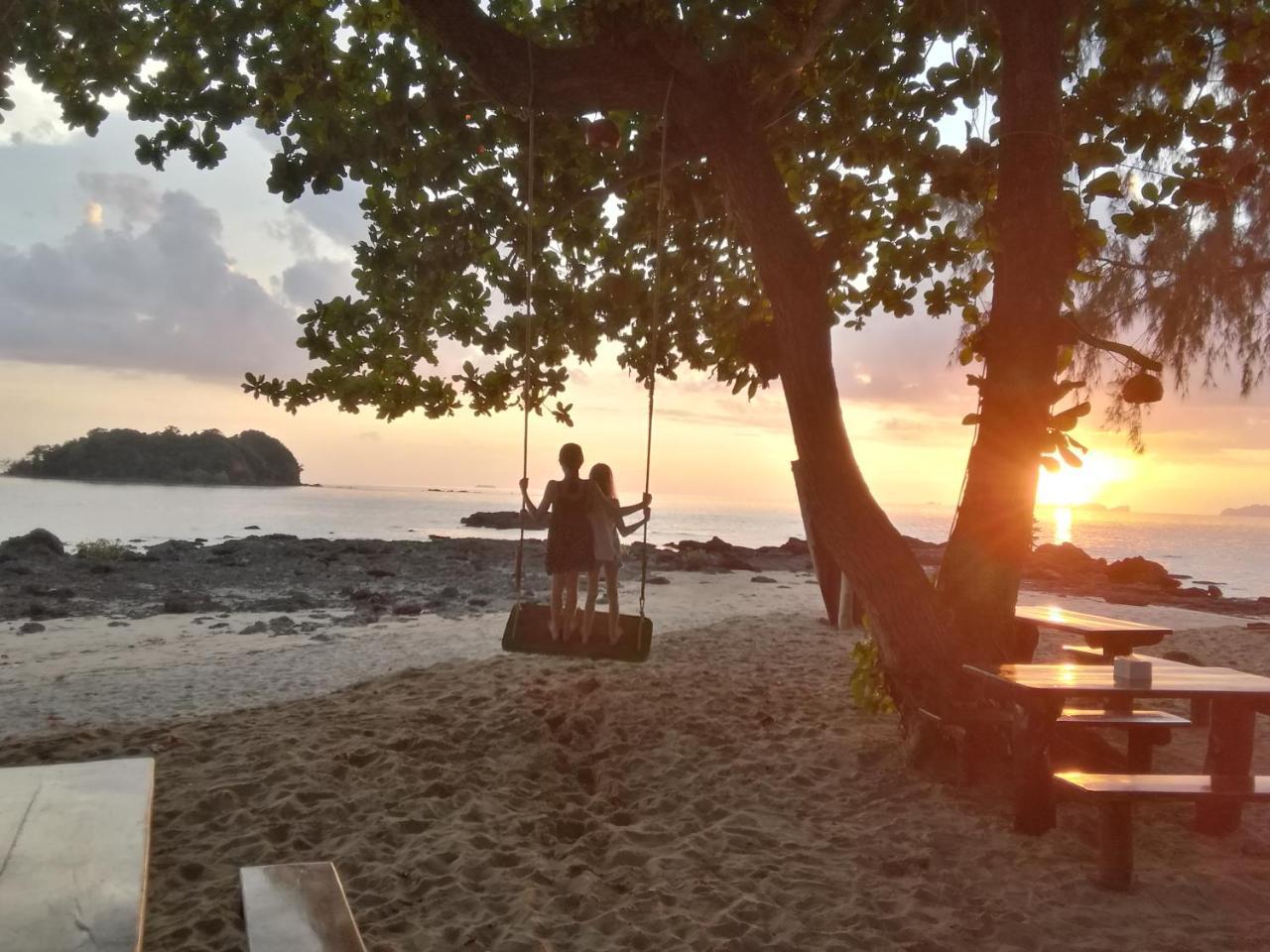 Kohjum Freedom Resort Koh Jum Dış mekan fotoğraf