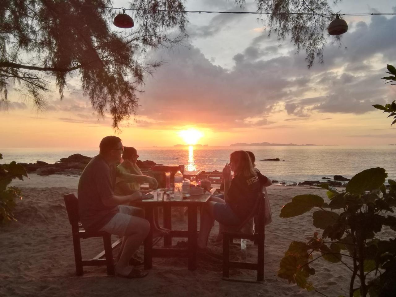 Kohjum Freedom Resort Koh Jum Dış mekan fotoğraf